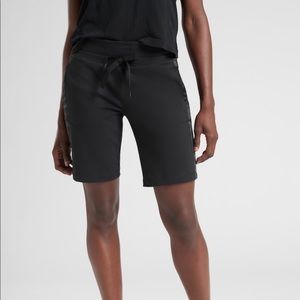 Athleta Metro Grosgrain 9” Shorts Black
